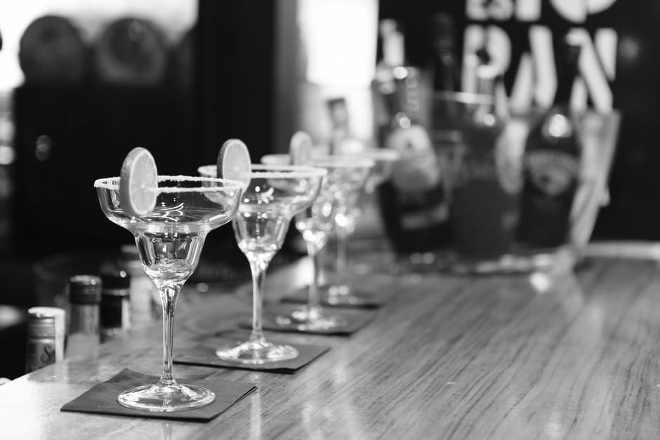 Trên đời có 3 loại Bartender, mỗi loại giỏi về một trong 3 mặt: pha rượu, tung hứng và trò chuyện